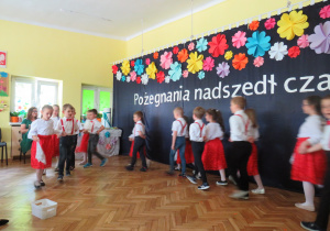 Dzieci w trakcie tańca.